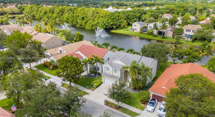 325 Cameron Dr, Weston FL 33326