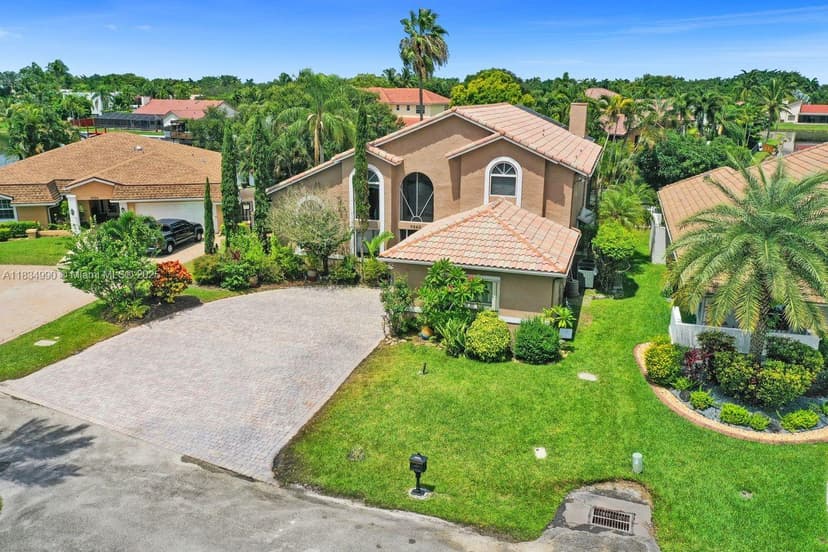 9940 SW 4th St, Plantation FL 33324