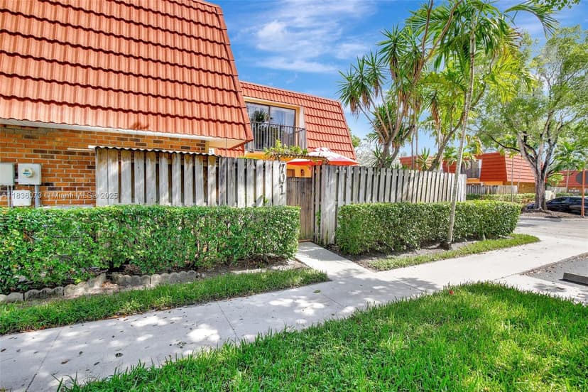 701 NW 98th Cir, Plantation FL 33324