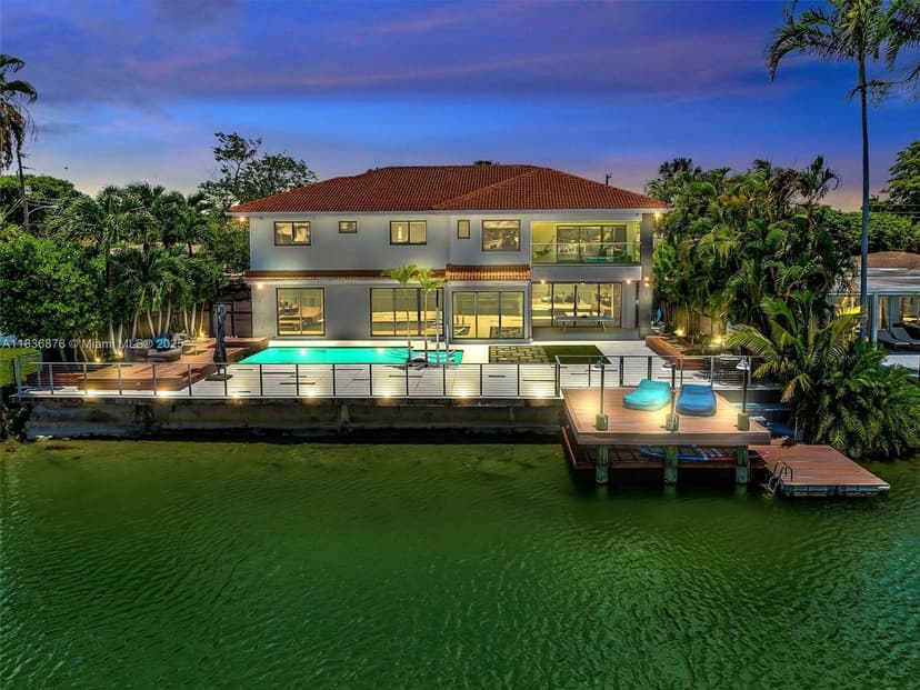 2320 NE 211th St, Miami FL 33180