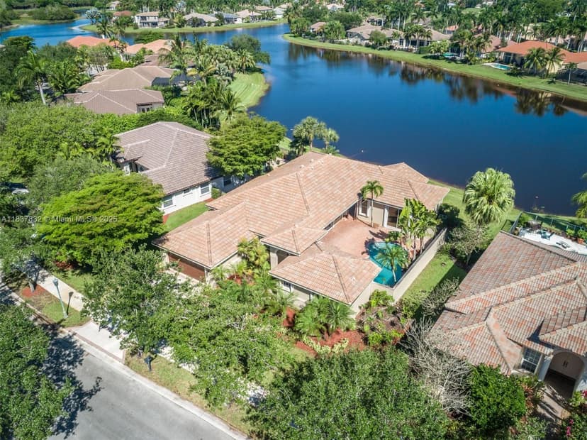 2664 Edgewater Dr, Weston FL 33332