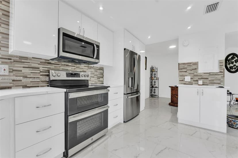 3661 Via Poinciana # 206, Lake Worth FL 33467