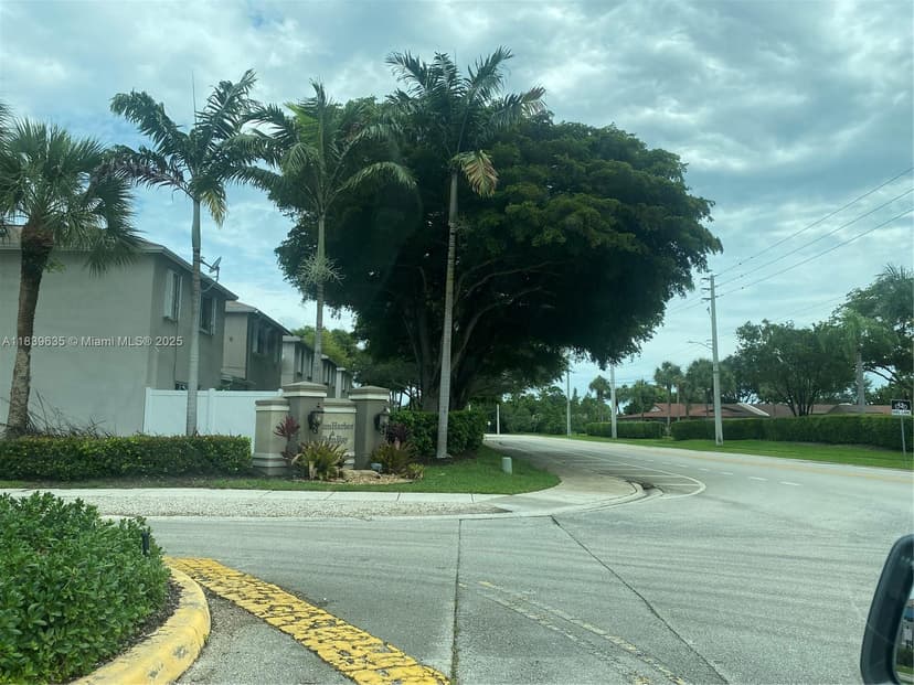 6006 Plum Pl, Tamarac FL 33321