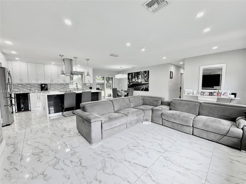 161 NW 46th Ter, Plantation FL 33317