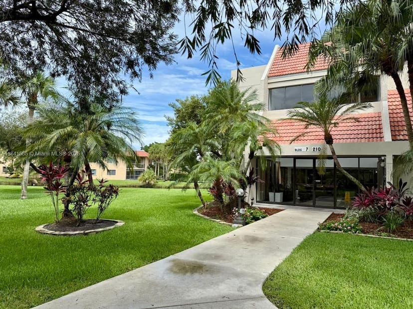 210 Lakeview Dr # 102, Weston FL 33326