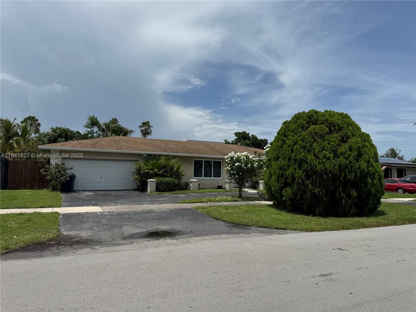 8121 SW 205th St, Cutler Bay FL 33189