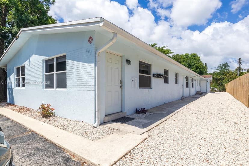 605 SW 14th Ter, Fort Lauderdale FL 33312