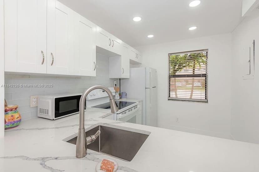 10434 Sunrise Lakes Blvd # 109, Sunrise FL 33322