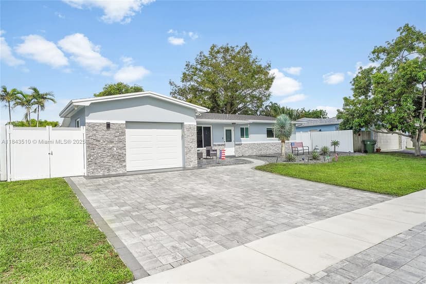 521 NW 93rd Ter, Pembroke Pines FL 33024