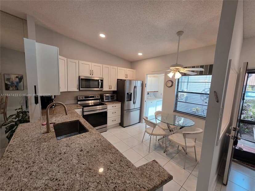 6220 Kings Gate Cir, Delray Beach FL 33484