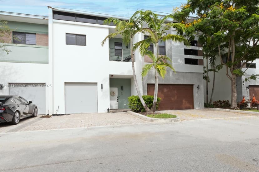 891 NW 45th Ter, Plantation FL 33317