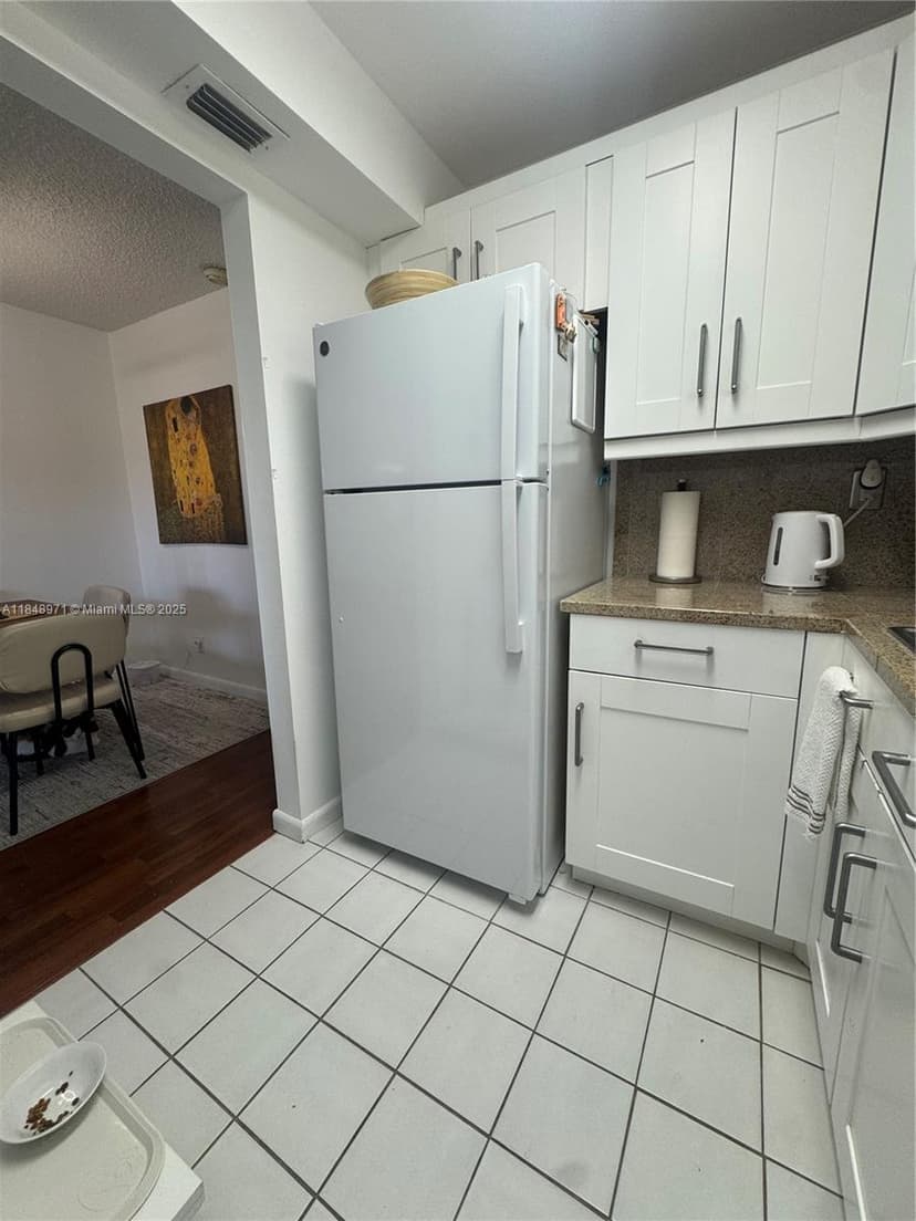9061 Sunrise Lakes Blvd # 206, Sunrise FL 33322