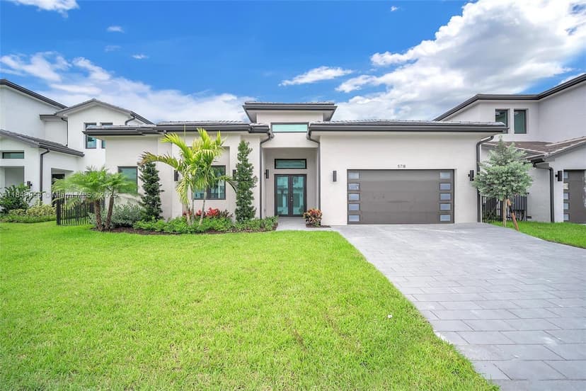 5718 W Ashwood Cir W, Hollywood FL 33312