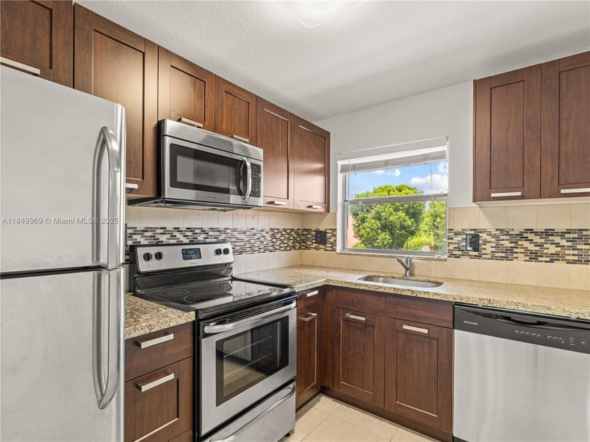9460 Sunrise Lakes Blvd # 309, Sunrise FL 33322