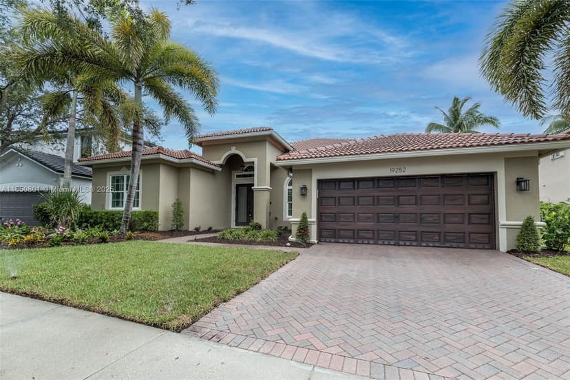 19252 N Hibiscus St, Weston FL 33332