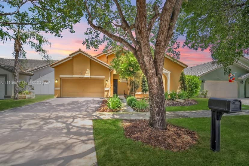11575 S Quayside Dr, Cooper City FL 33026
