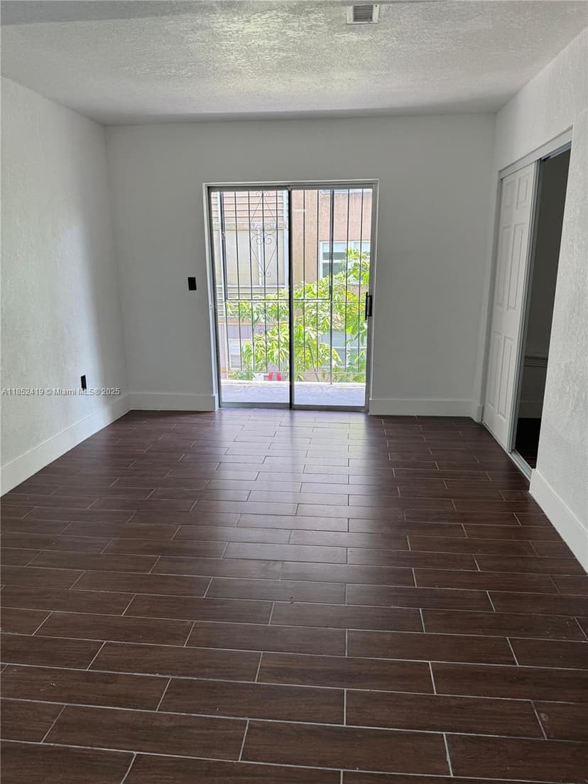 6625 W 4th Ave # 204, Hialeah FL 33012