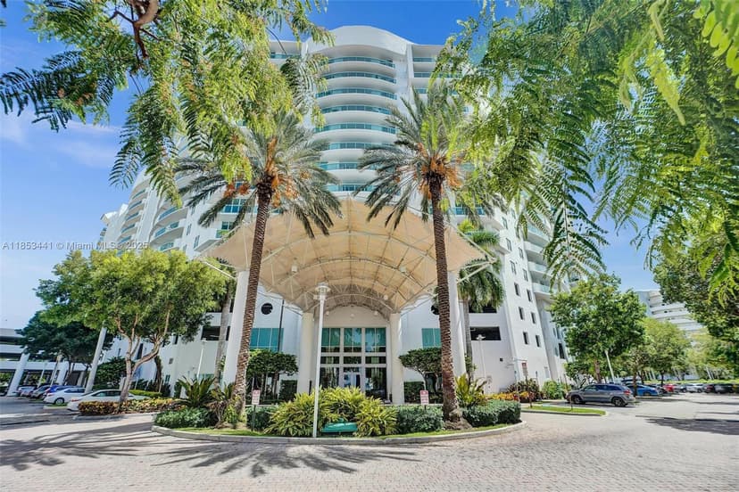 7900 Harbor Island Dr, North Bay Village FL 33141