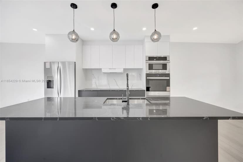 964 NE 41st Pl, Homestead FL 33033