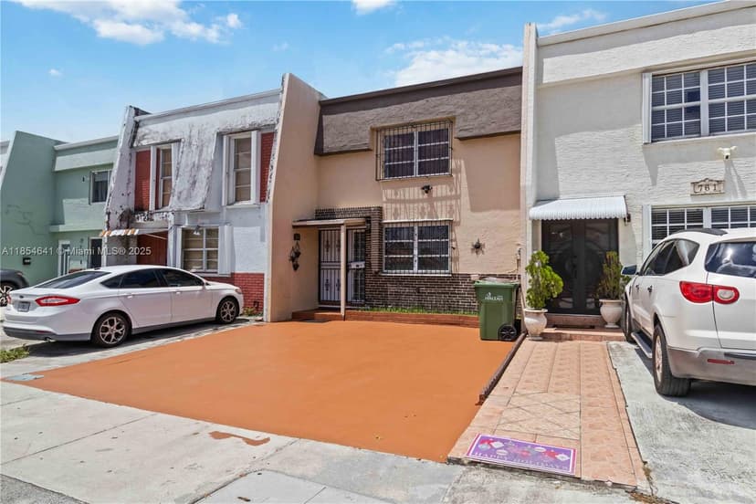 765 W 80th St, Hialeah FL 33014