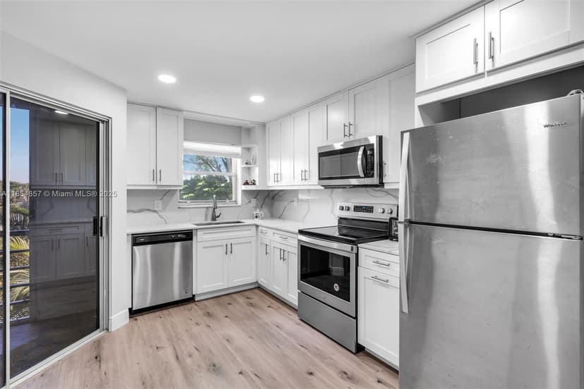 3524 Via Poinciana # 302, Lake Worth FL 33467