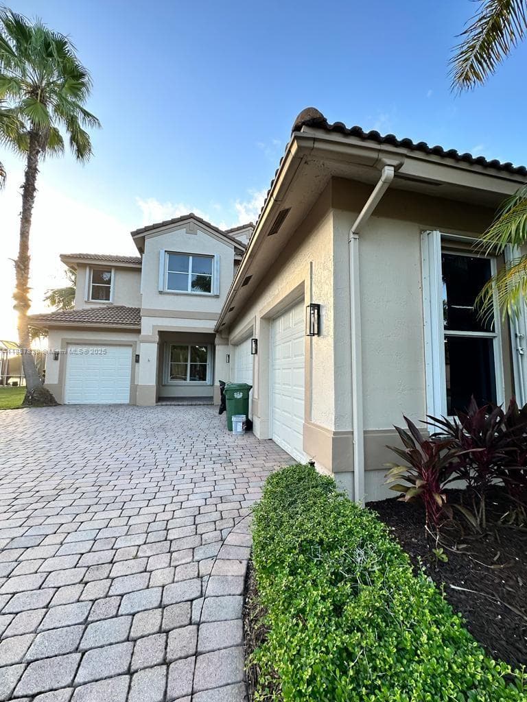 1887 Harbor View Cir, Weston FL 33327