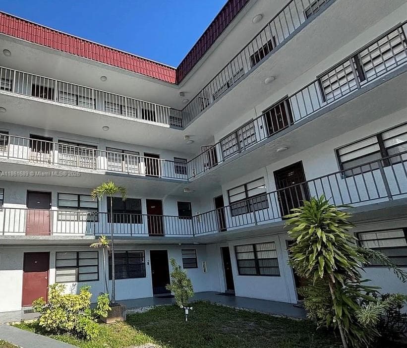 1335 W 68th St # 308, Hialeah FL 33014