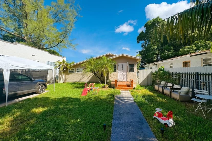 2447 NW 42nd St, Miami FL 33142