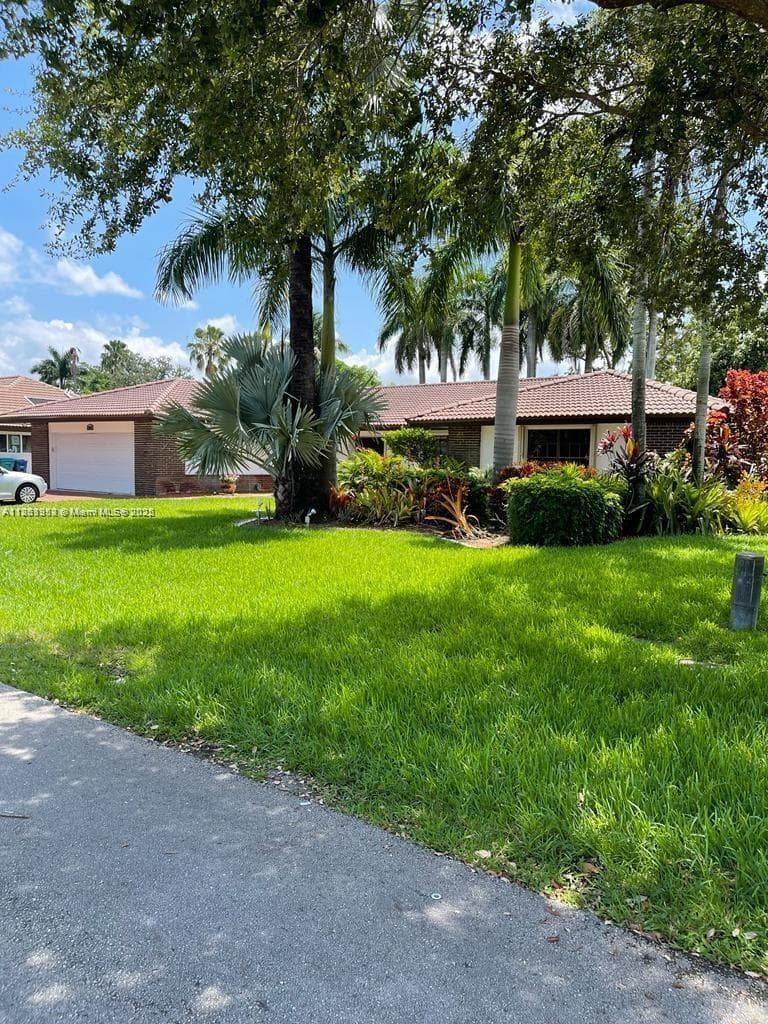 19265 E Saint Andrews Dr, Hialeah FL 33015