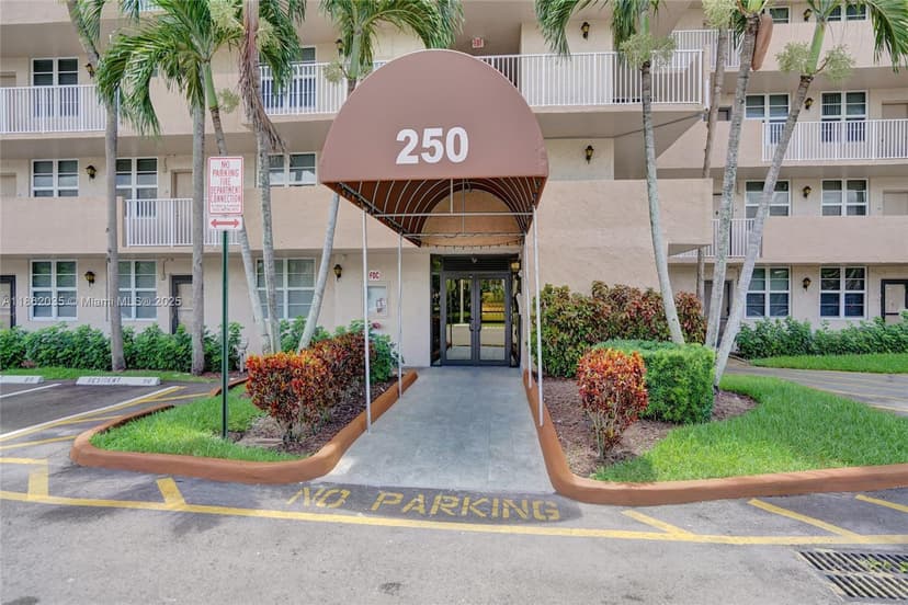250 Jacaranda Dr # 206, Plantation FL 33324