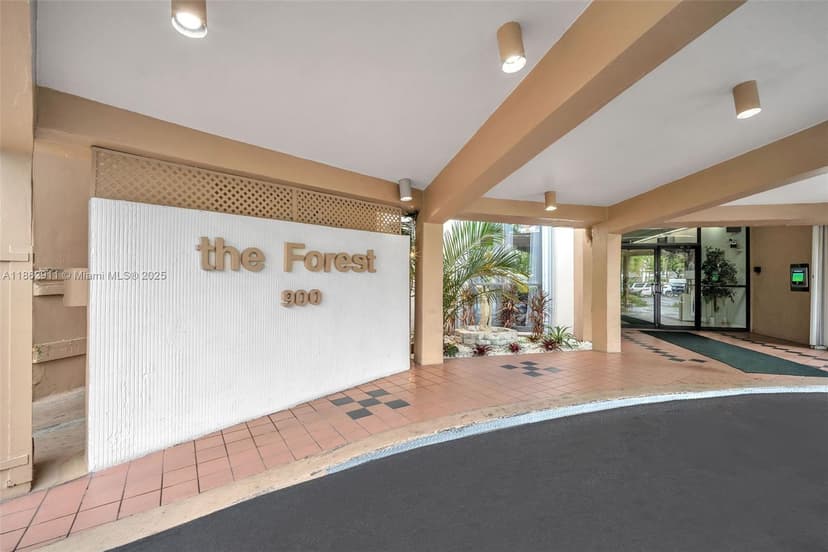 900 Saint Charles Pl, Pembroke Pines FL 33026