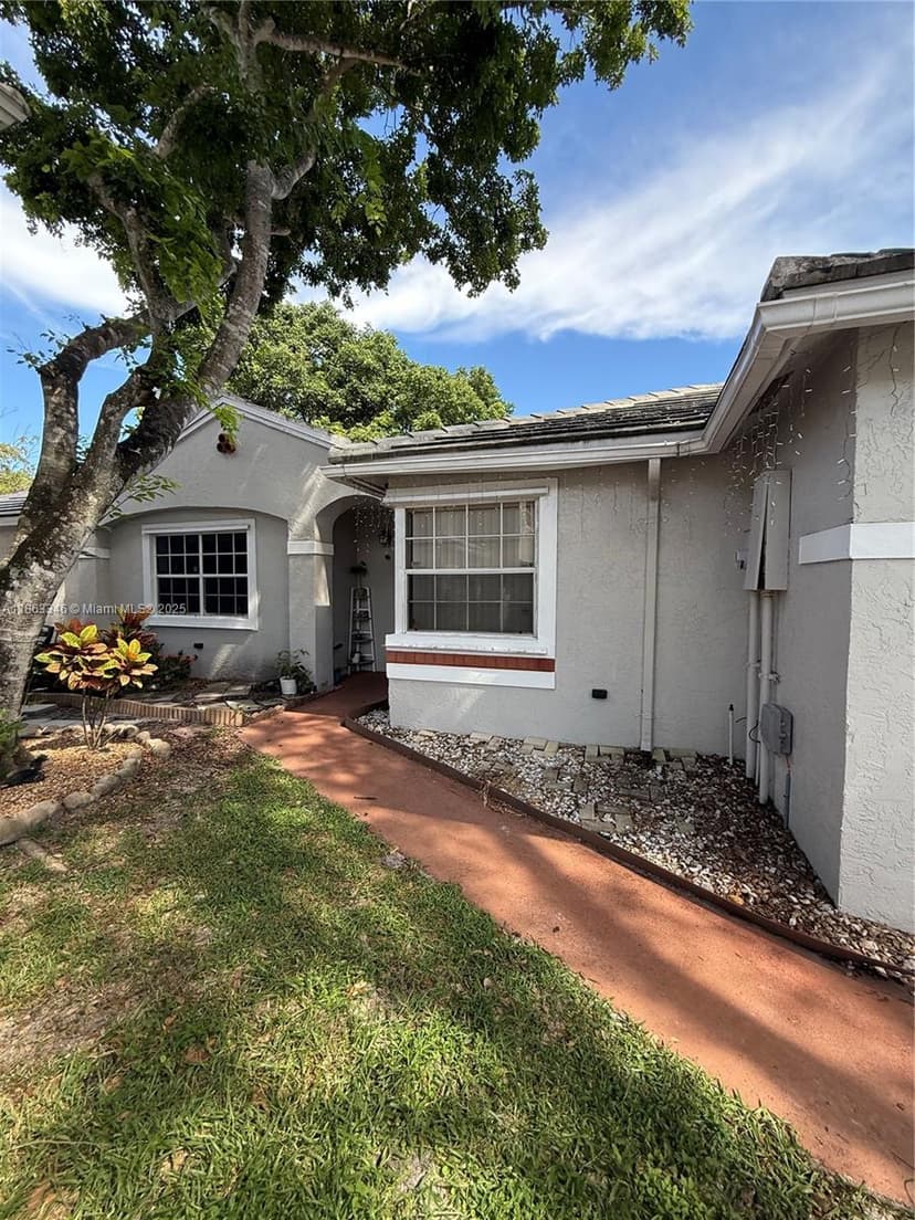 9834 NW 2nd Ct, Plantation FL 33324