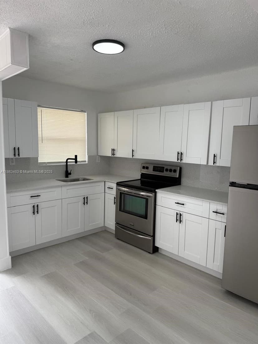 1000 W 28 St # 16, Hialeah FL 33010