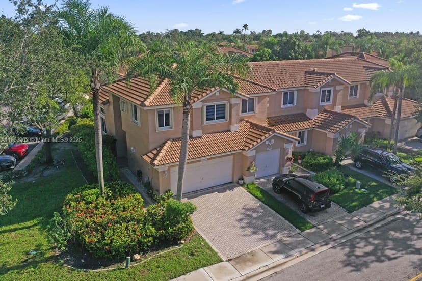15899 SW 12th St, Pembroke Pines FL 33027