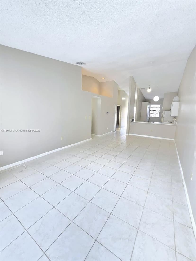 6708 NW 193rd Ter, Hialeah FL 33015