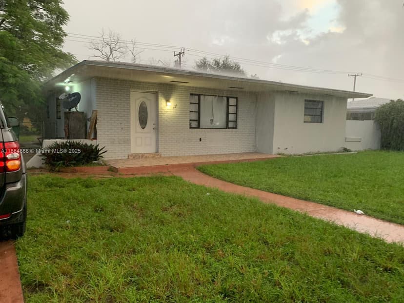 121 NW 188th St, Miami Gardens FL 33169