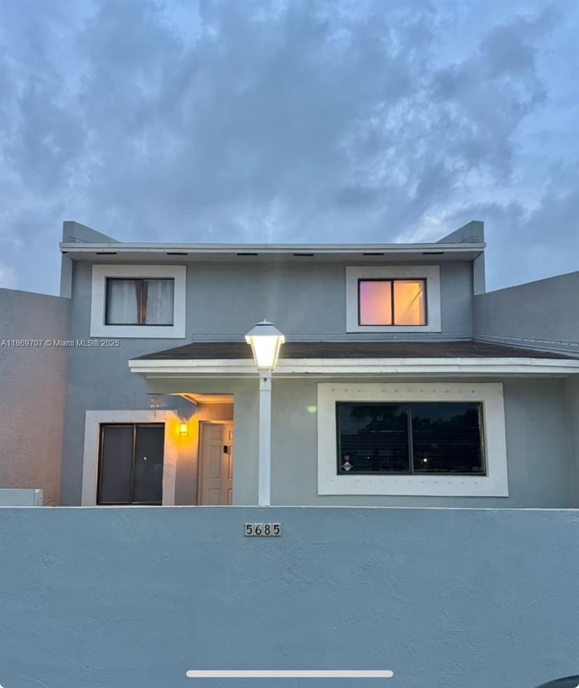 5685 NW 194th Ln, Miami Gardens FL 33055