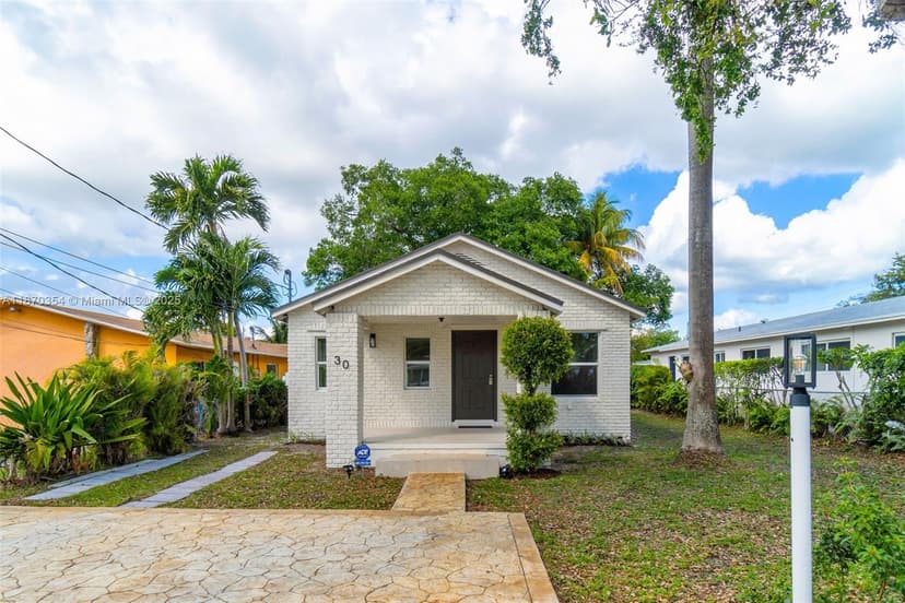 30 SW 7th St, Hallandale Beach FL 33009