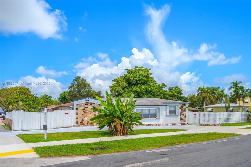 600 SW 10th St, Hallandale Beach FL 33009