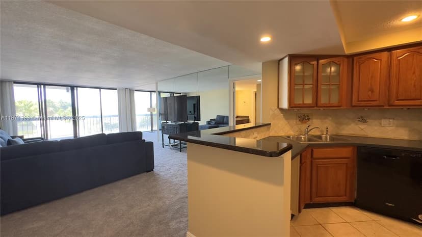 2425 Presidential Way # 203, West Palm Beach FL 33401