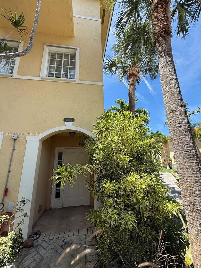 2082 NE 167th St # 104, North Miami Beach FL 33162