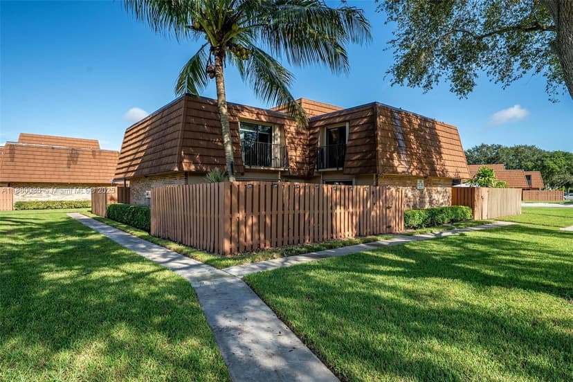 2551 Lakeview Ct, Cooper City FL 33026