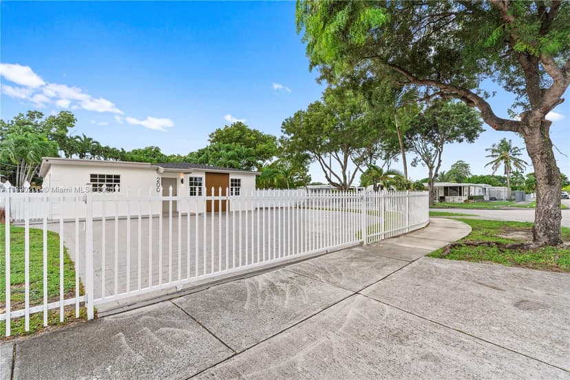 200 E 60th St, Hialeah FL 33013