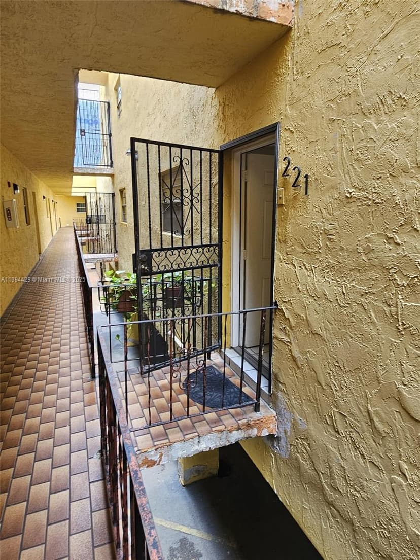 1555 W 44th Pl # 221B, Hialeah FL 33012