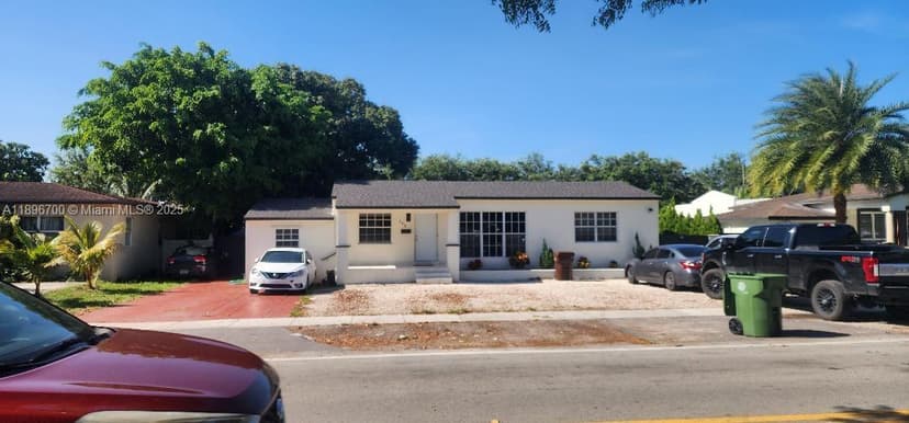 165 W 60th St, Hialeah FL 33012